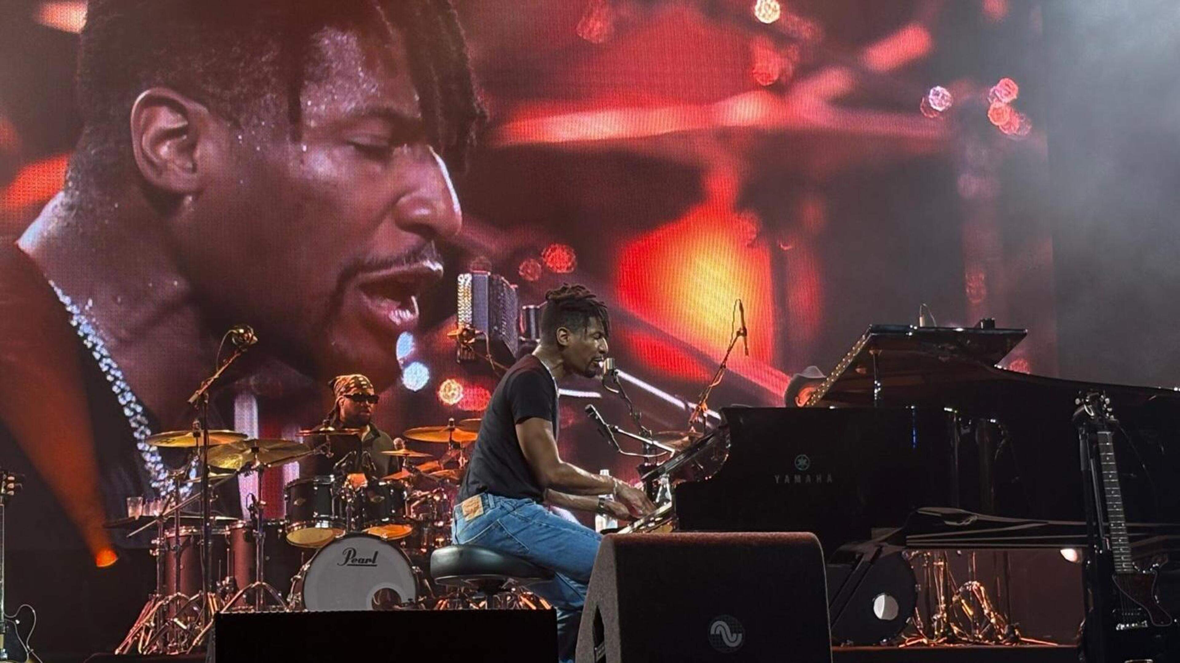 Jon Batiste laat op North Sea Jazzfestival zien waarom hij dé publiekstrekker is: kolkende zaal van begin tot eind